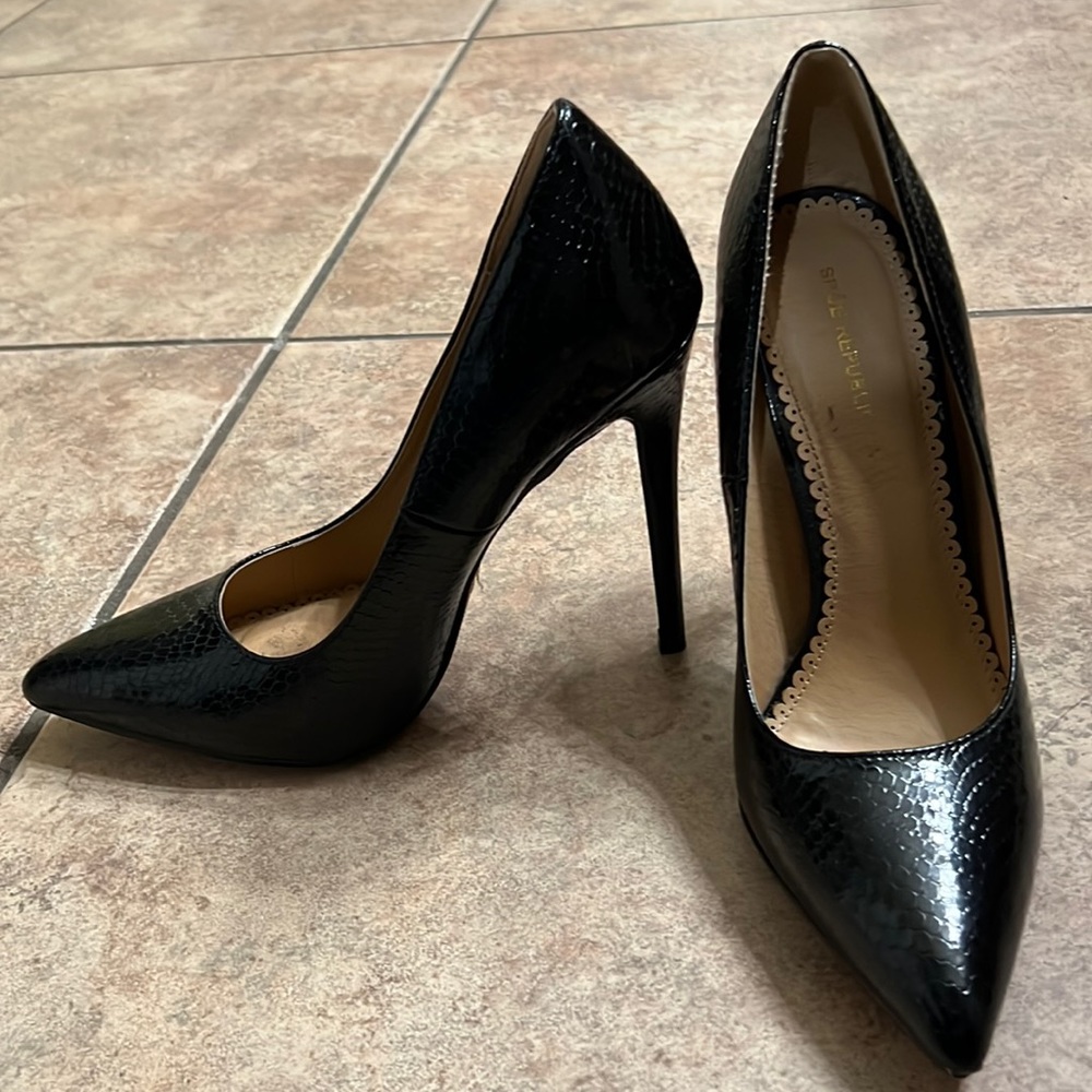 Black pumps